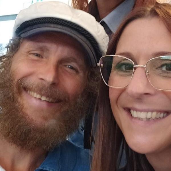 Jovanotti rientra in Italia da Santo Domingo dopo l’incidente: il cantante atterra a Forlì e si prepara per la riabilitazione | VIDEO