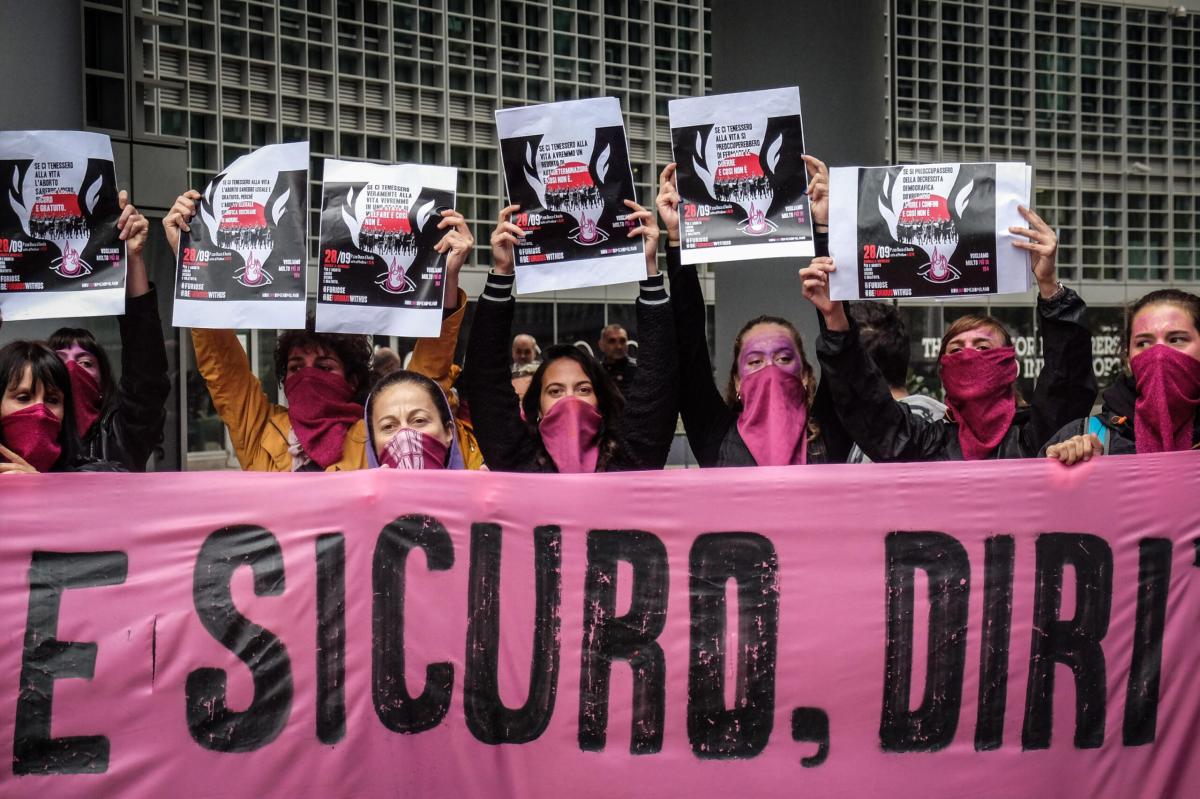 Ancona, donne di ‘Non Una Di Meno’ in piazza per difendere l’aborto