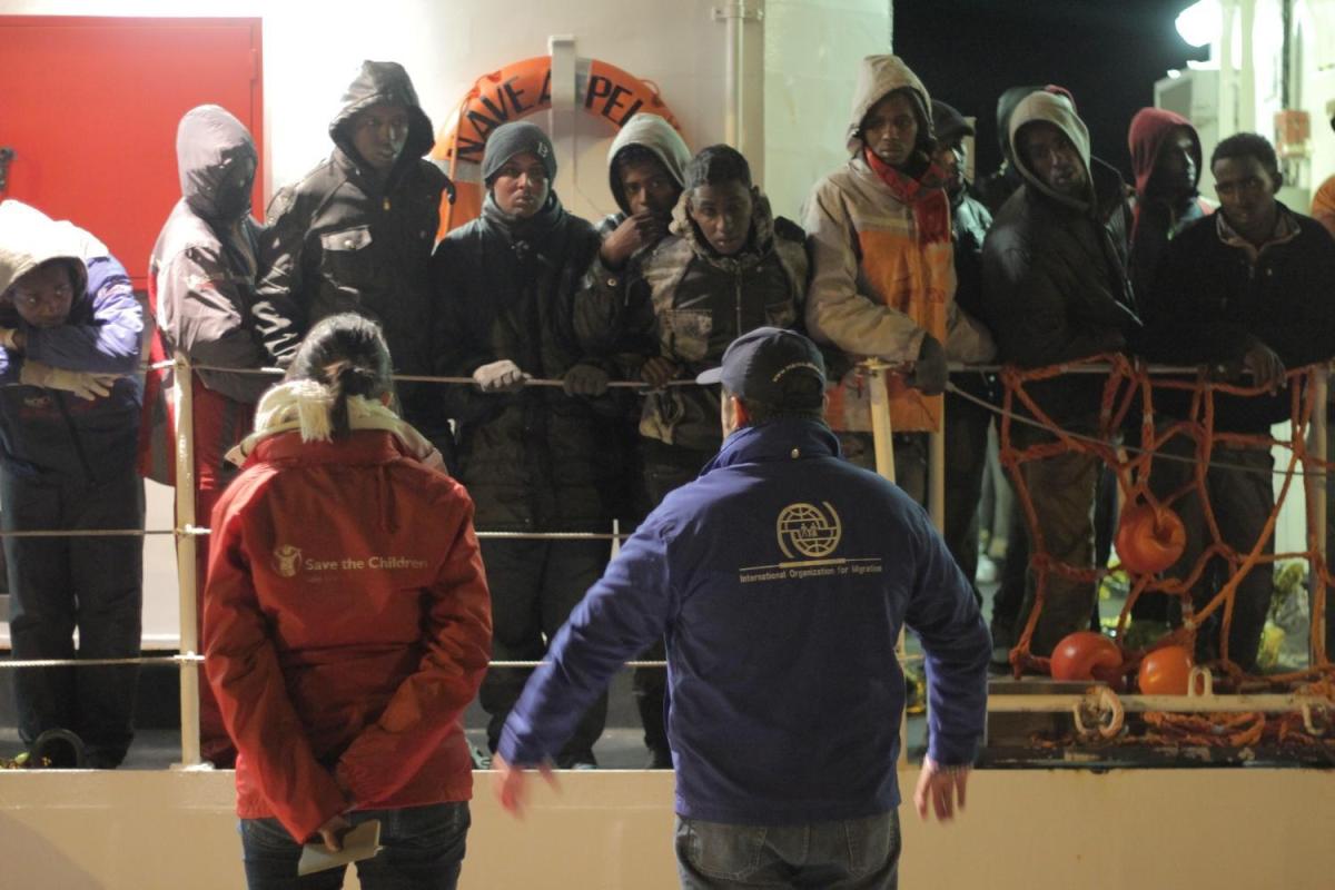 Migranti, ancora sbarchi a Lampedusa: 500 arrivi nella notte. Oggi …