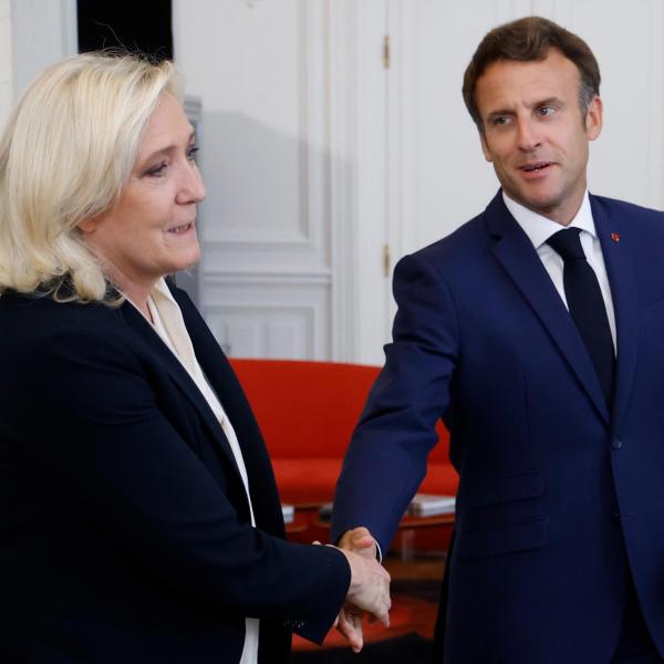 Francia, il presidente Macron propone alla leader della destra Le Pen un dibattito televisivo in vista delle elezioni europee: “Sono a sua disposizione, si faccia prima di andare alle urne”