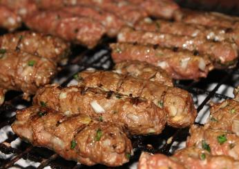 Che cosa sono i cevapcici: ricetta per farli a  casa