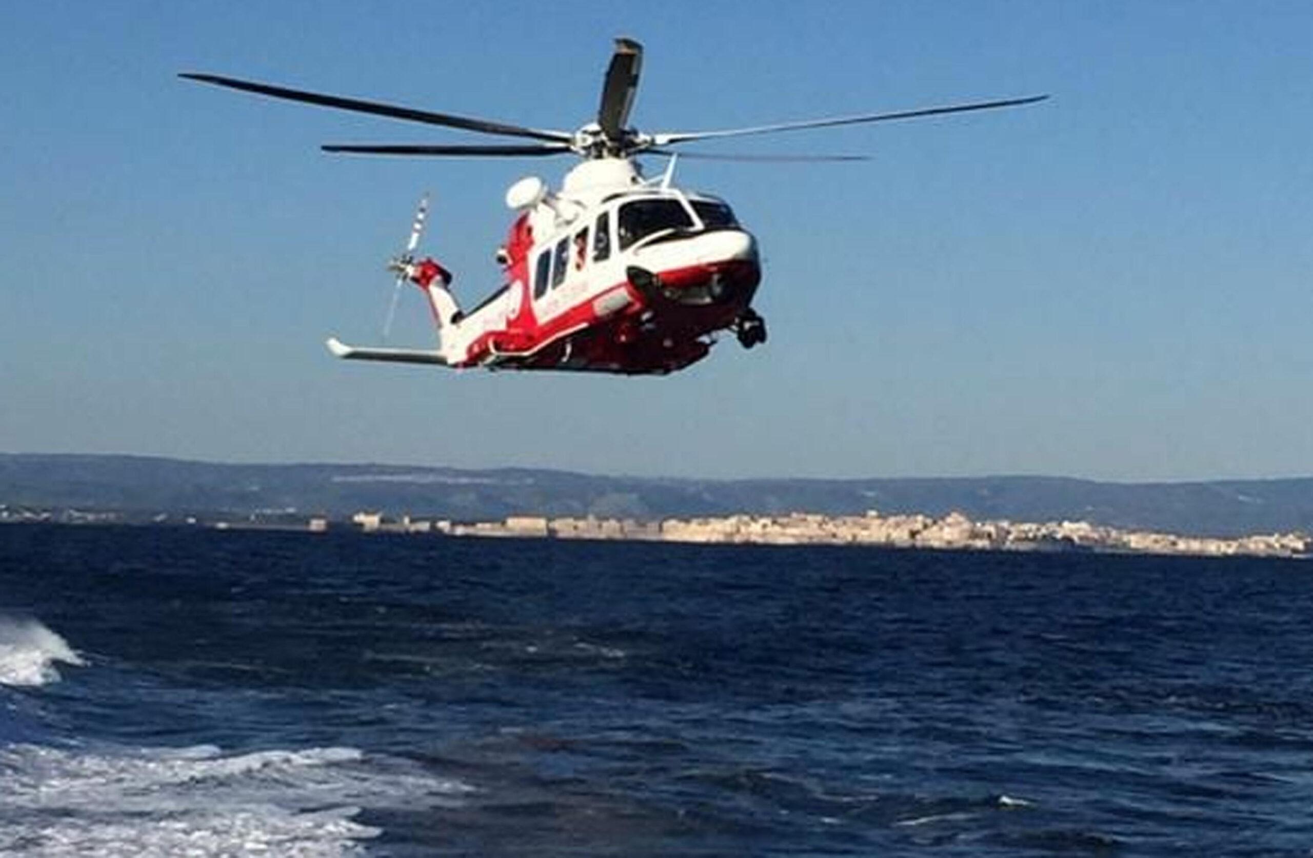 Chi è l’uomo assalito da uno sciame di vespe in spiaggia a Crotone? I carabinieri: “Morto per la paura”