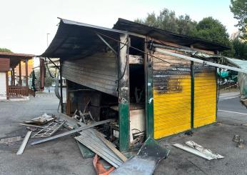 Roma, chiosco frutta e verdura incendiato a Colli Aniene, i proprietari forse vittime del racket: “Un telefonata per chiedere soldi, abbiamo rifiutato”. Gli abitanti lanciano una raccolta fondi