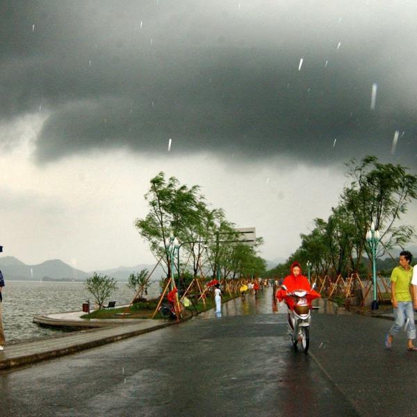 Maltempo in Cina: allerta meteo rossa nel Paese, ancora piogge torrenziali nel sud