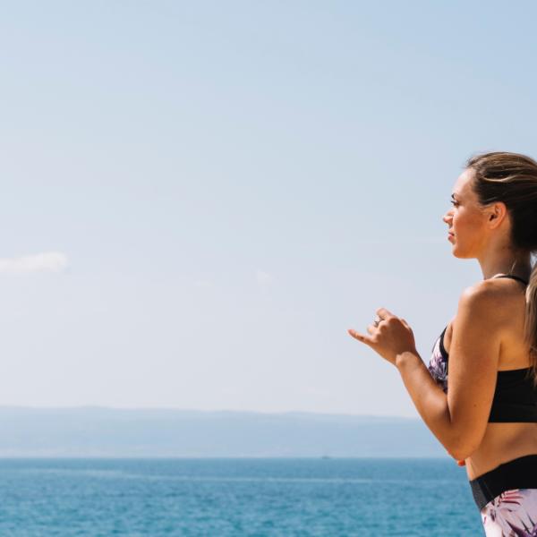 Come tenersi in forma al mare? Tutti i metodi per sfruttare i benefici di sabbia e acqua