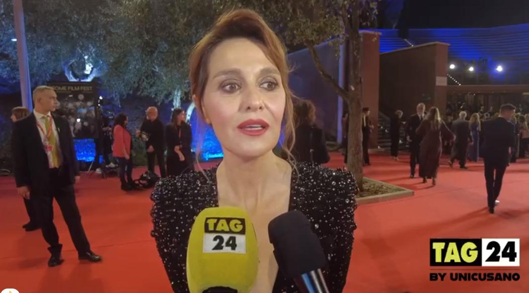 Paola Cortellesi alla presentazione di “C’è ancora domani”: “Le canzoni hanno ispirato le scene di violenza, il contrasto mi sembrava ideale” | VIDEO