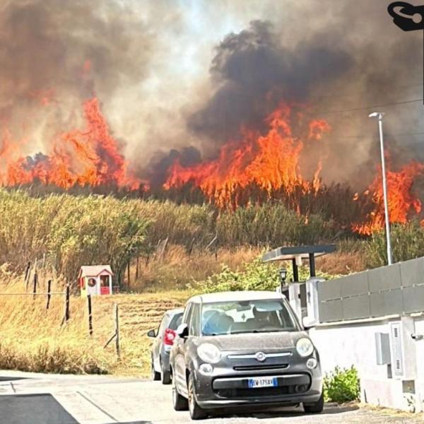 Roma, incendio a Casal Lumbroso oggi, dopo ore di attesa famiglie rientrate nelle case. “E’ stato un incubo, il caos. Non se ne può più”| FOTO E VIDEO