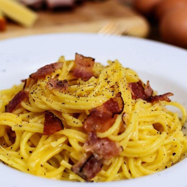 Perché la pasta alla carbonara si chiama così? Origini e storia del piatto