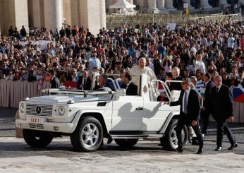 Papa Francesco all’Udienza Generale in San Pietro: con lui 4 bambini a bordo della papamobile