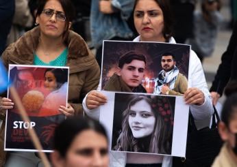 Proteste in Iran, i manifestanti danno fuoco alla casa del “Leader Supremo”