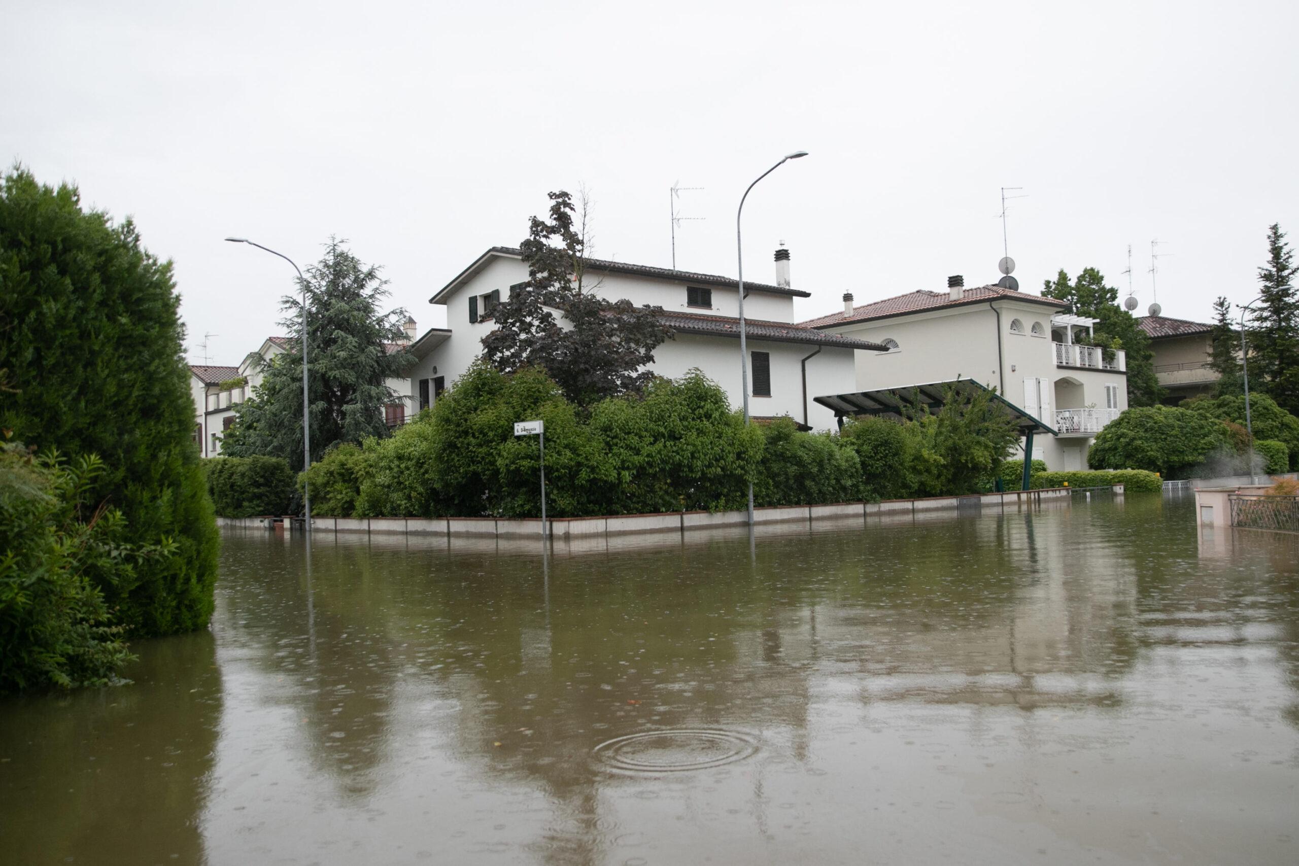 Ravenna in ginocchio per l’alluvione, 14 mila sfollati e 16% del territorio evacuato