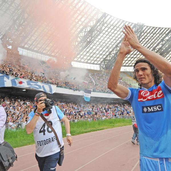 Napoli, la gioia di Cavani: “Emozionato per lo Scudetto, prometto che tornerò”