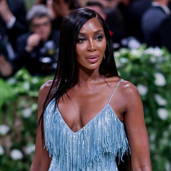 Naomi Campbell ha un nuovo fidanzato? Il bacio a Mykonos con DJ Rampa | VIDEO