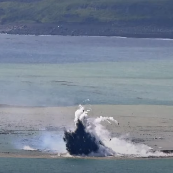 Giappone, nasce una nuova isola da un’eruzione vulcanica | VIDEO