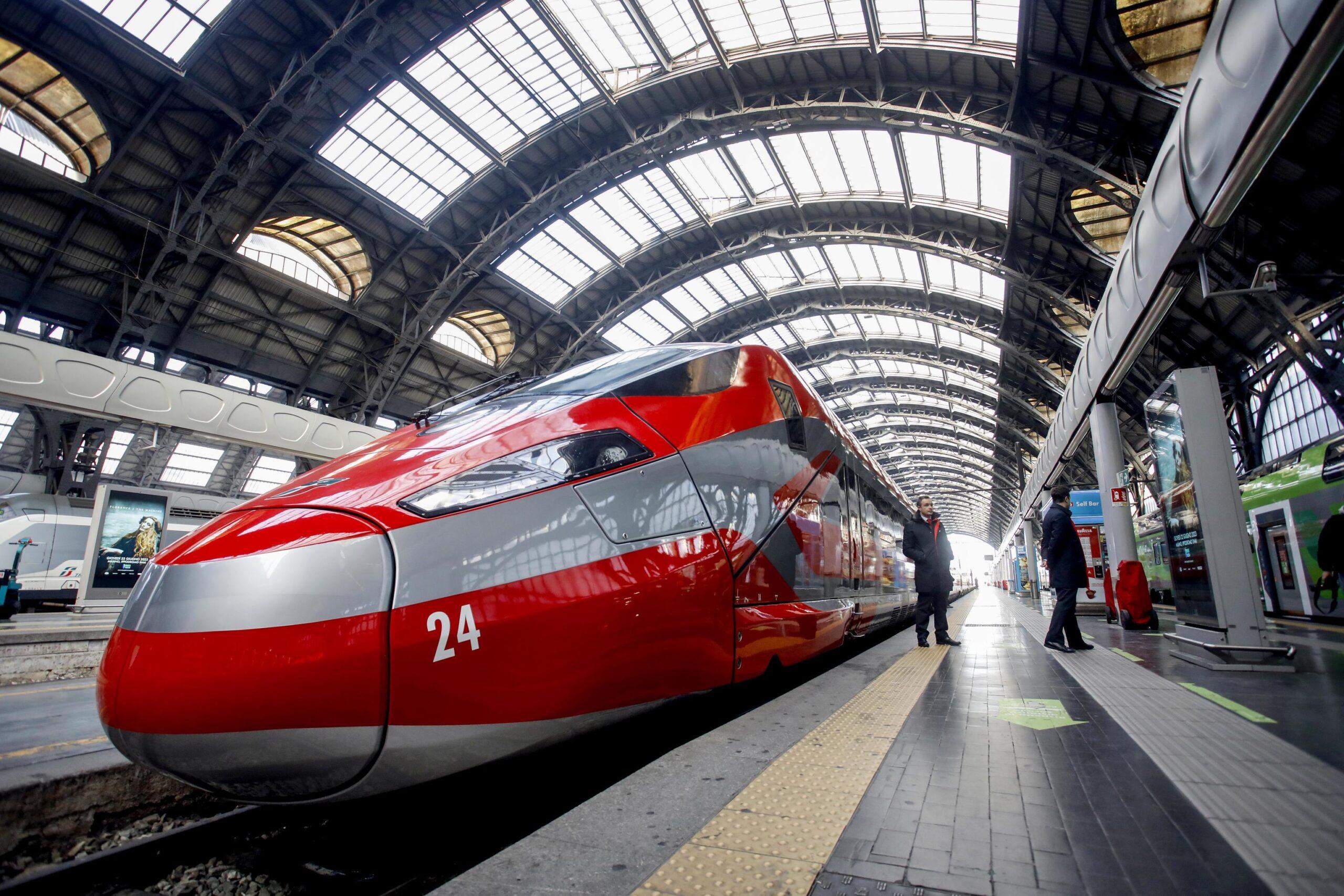 Ragazzi che fumano sul treno: uomo li sgrida, loro lo picchiano