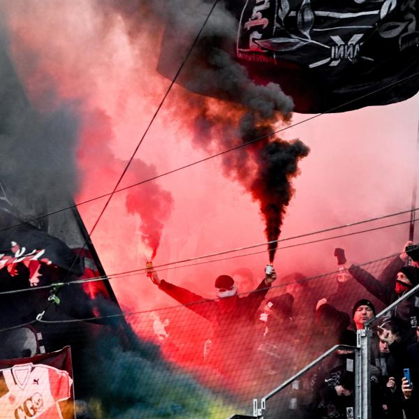 L’arrivo dei primi tifosi dell’Eintracht a Napoli | VIDEO