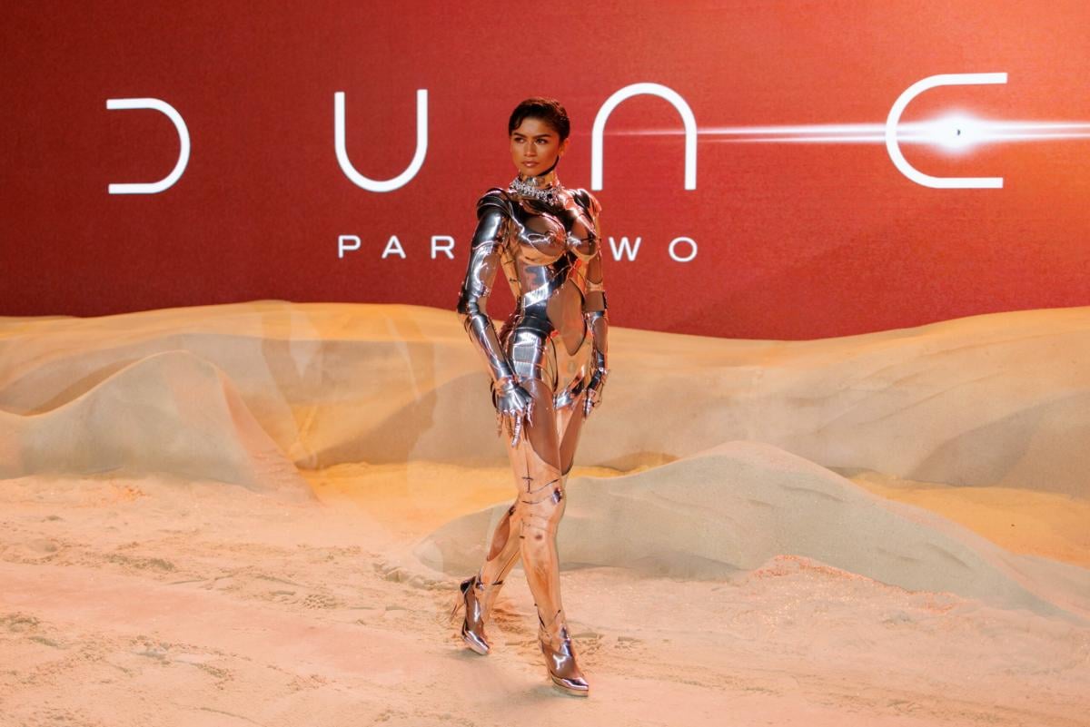 Zendaya con il robot dress alla première di “Dune 2” fa impazzire i social | FOTO