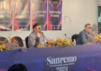 Dargen D’Amico Sanremo 2024, conferenza stampa: “Ricordo un’Italia umana. Non voglio fare politica”.  Il duetto con la BabelNova Orchestra in omaggio a Morricone | VIDEO