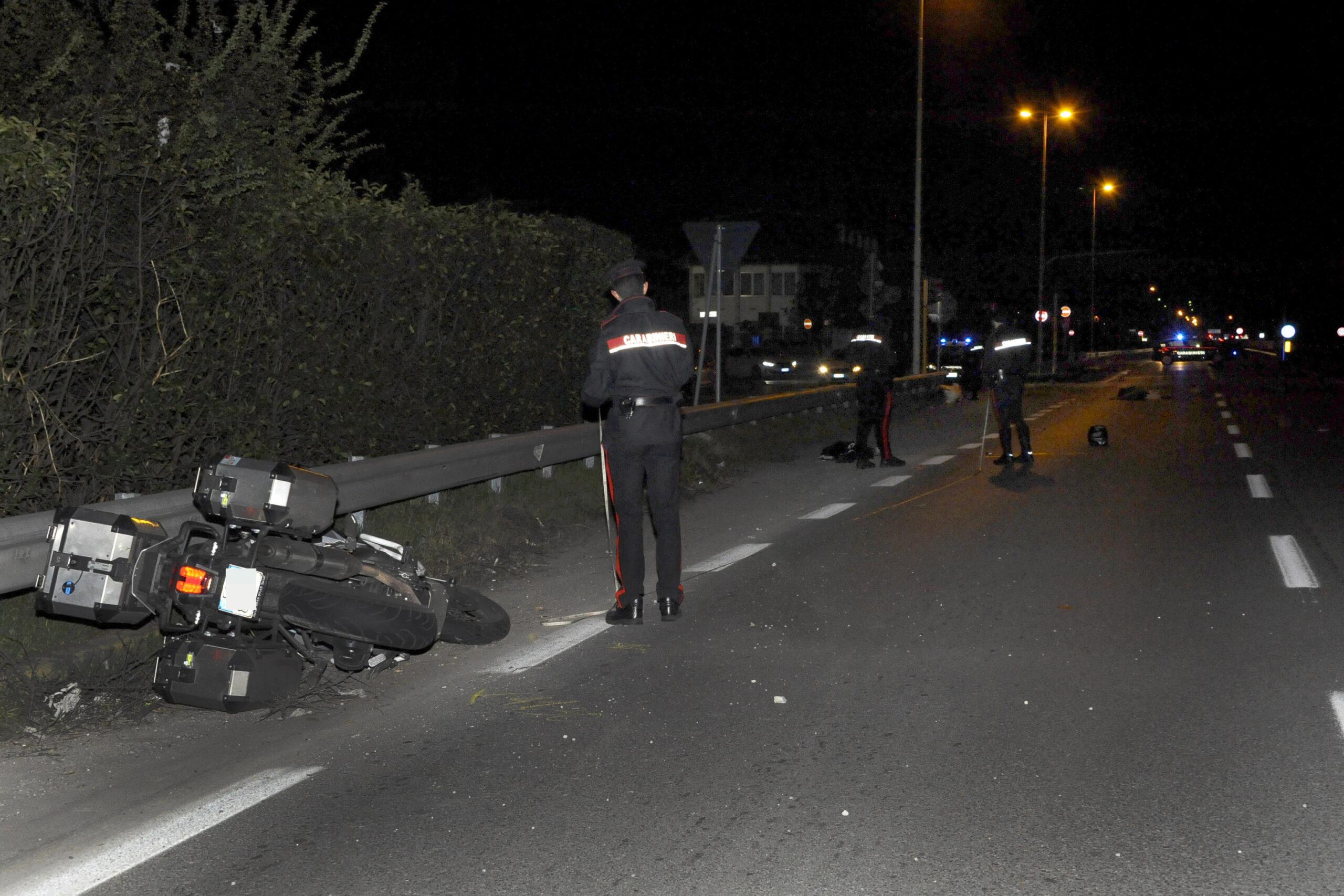 Teramo, incidente ad Alba Adriatica oggi 5 ottobre 2023: si schianta in moto mentre torna a casa dal lavoro, morto 26enne