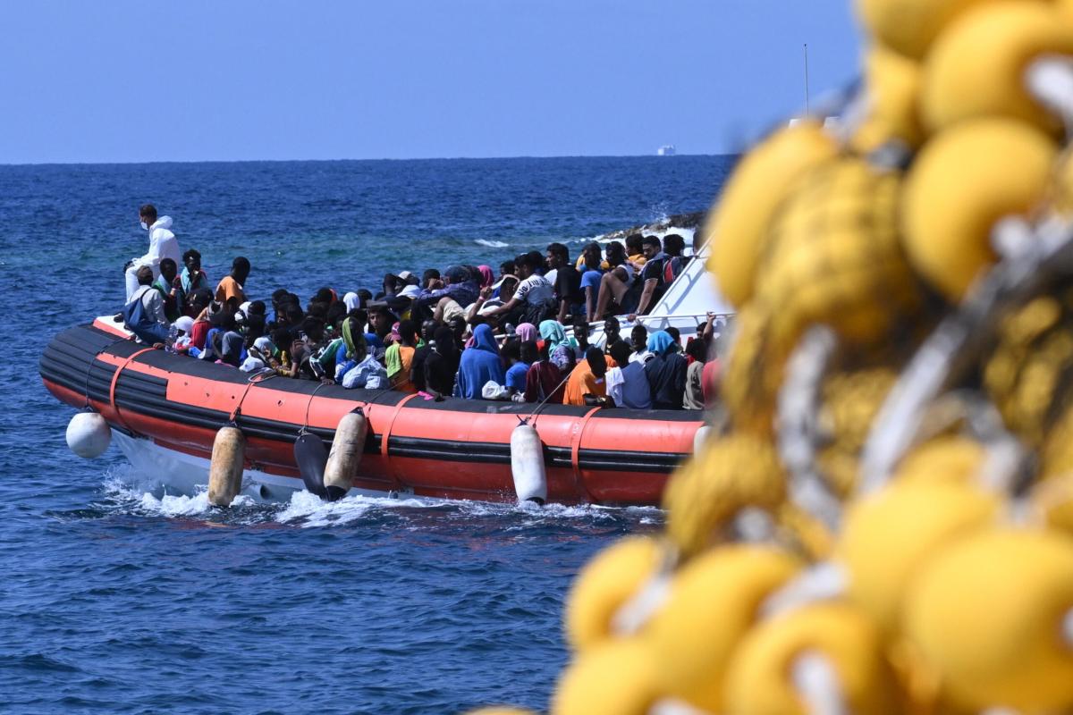 Migranti, ecco la bozza del decreto che andrà in Cdm: misure duriss…