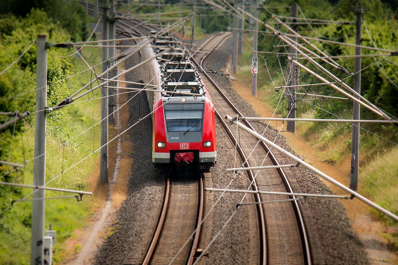 Milano, per un selfie viaggia fuori dal treno in corsa: il folle gesto di un ragazzo alla stazione S. Cristoforo | VIDEO