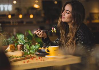 Ecco i 10 cibi che ti rendono felice, scopri quali sono gli alimenti del buonumore