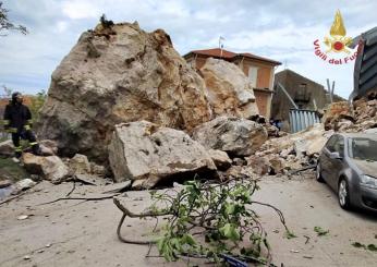 Frana in provincia di Messina sfiora le case, massi enormi vengono giù dalla montagna