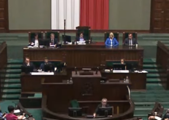 Polonia, il Parlamento boccia il disegno di legge per depenalizzare l’aborto: 218 voti contrari e 215 favorevoli, la destra applaude | VIDEO E FOTO