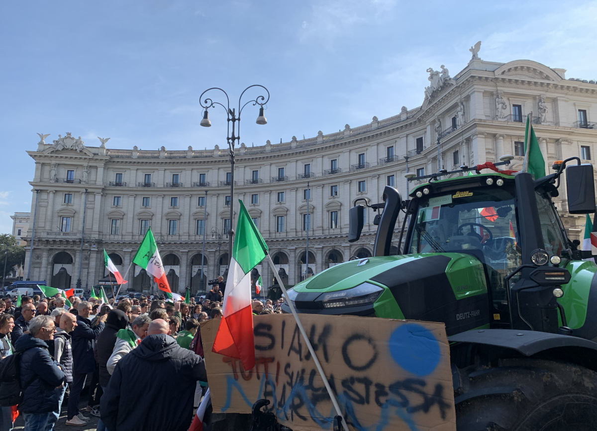 La protesta degli agricoltori nel cuore di Roma: “Oggi nascerà movimento unitario in attesa di risposte dal Ministro”