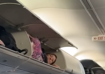 Usa, donna si rilassa nella cappelliera di un aereo della Southwest Airlines ad Albuquerque e diventa virale su TikTok | VIDEO