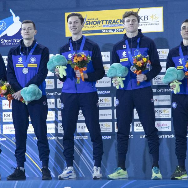 Pattinaggio, ai Mondiali di short track è argento nella staffetta maschile e bronzo in quella mista