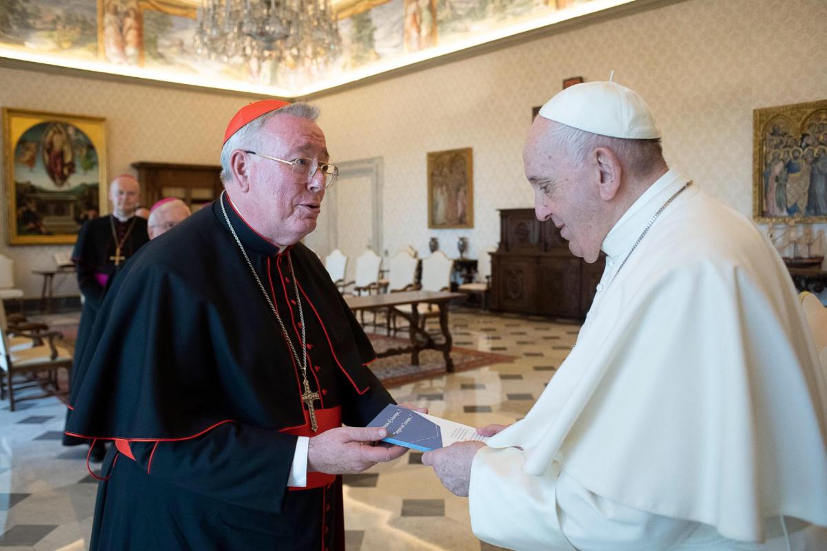 Chiesa, il cardinale Hollerich: “Benedire le coppie gay? Dio non le…