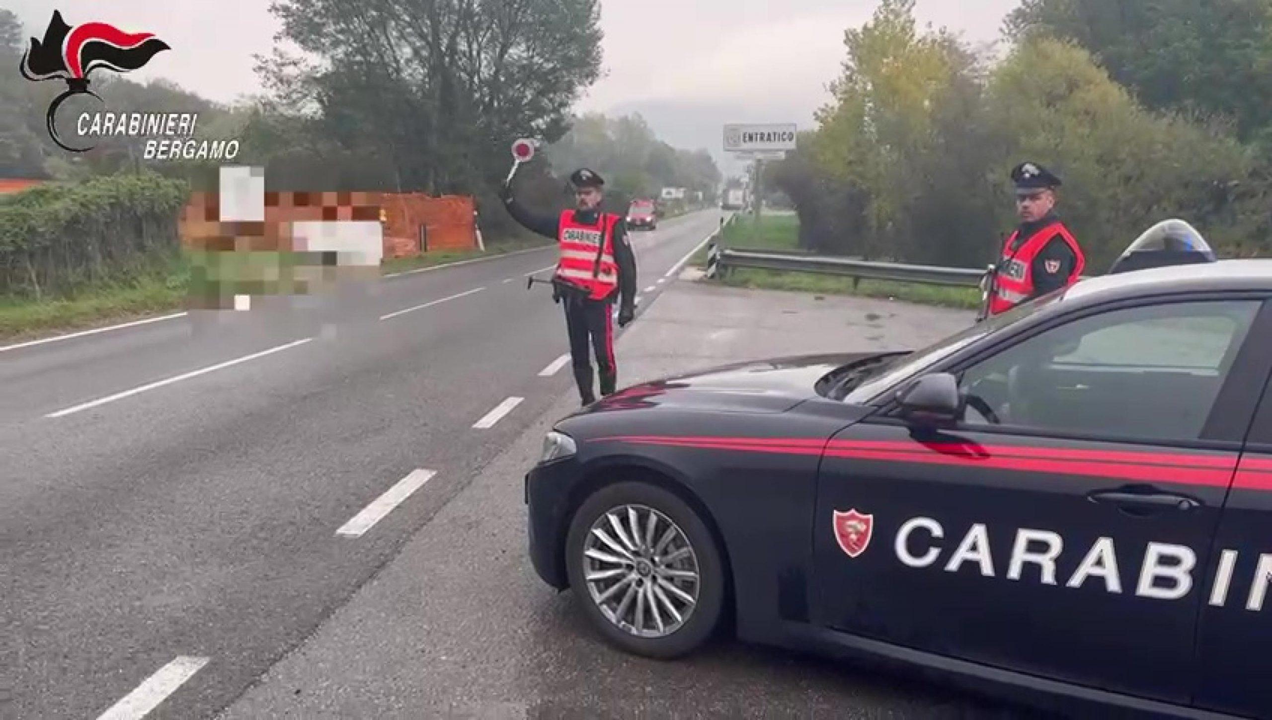 Bergamo, imprenditore trovato morto nella sua auto: “Drogato e ucciso per rapina”. Quattro arresti