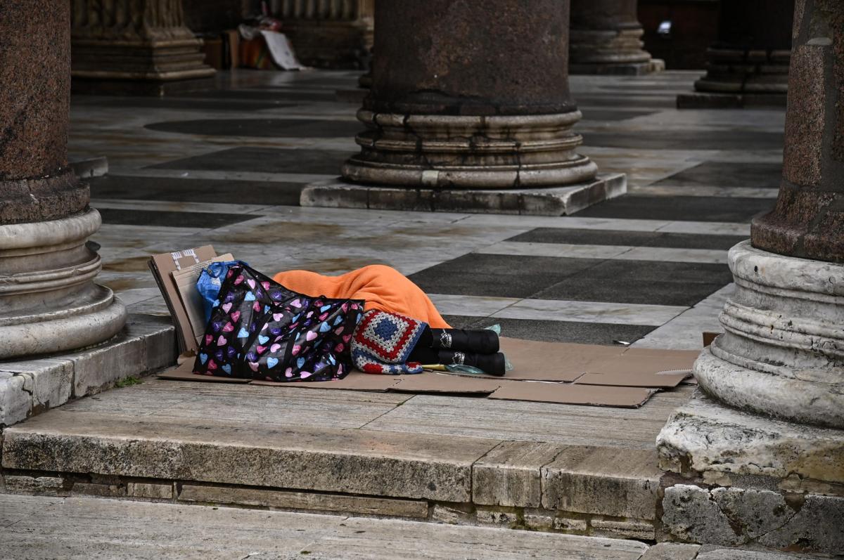 Clochard morto in piazza San Pietro, arriva il cordoglio di Papa Fr…