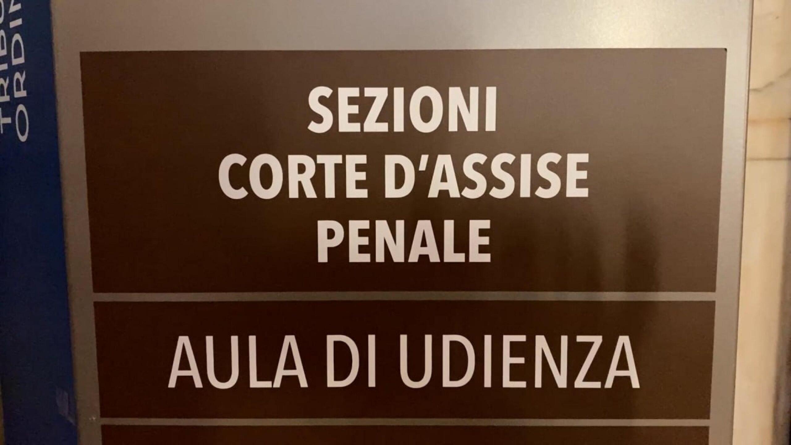 Processo ad Alessia Pifferi, le testimonianze degli agenti che entrarono per primi in casa: “Frigo vuoto, ma almeno 30 abiti da sera”