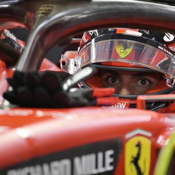 F1, a Singapore pole position per Carlos Sainz, secondo Russell con la Mercedes. Solo 11° Verstappen