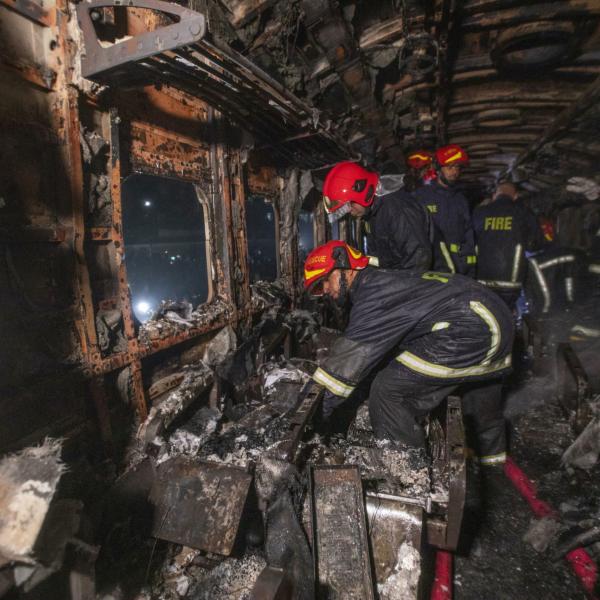 Incendio su un treno in Bangladesh: la polizia arresta i membri dell’opposizione