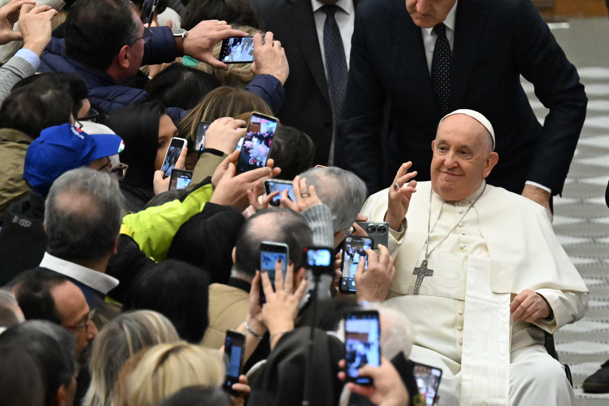 Papa Francesco su benedizione coppie gay: “Sì alle persone, no alle associazioni Lgbt”