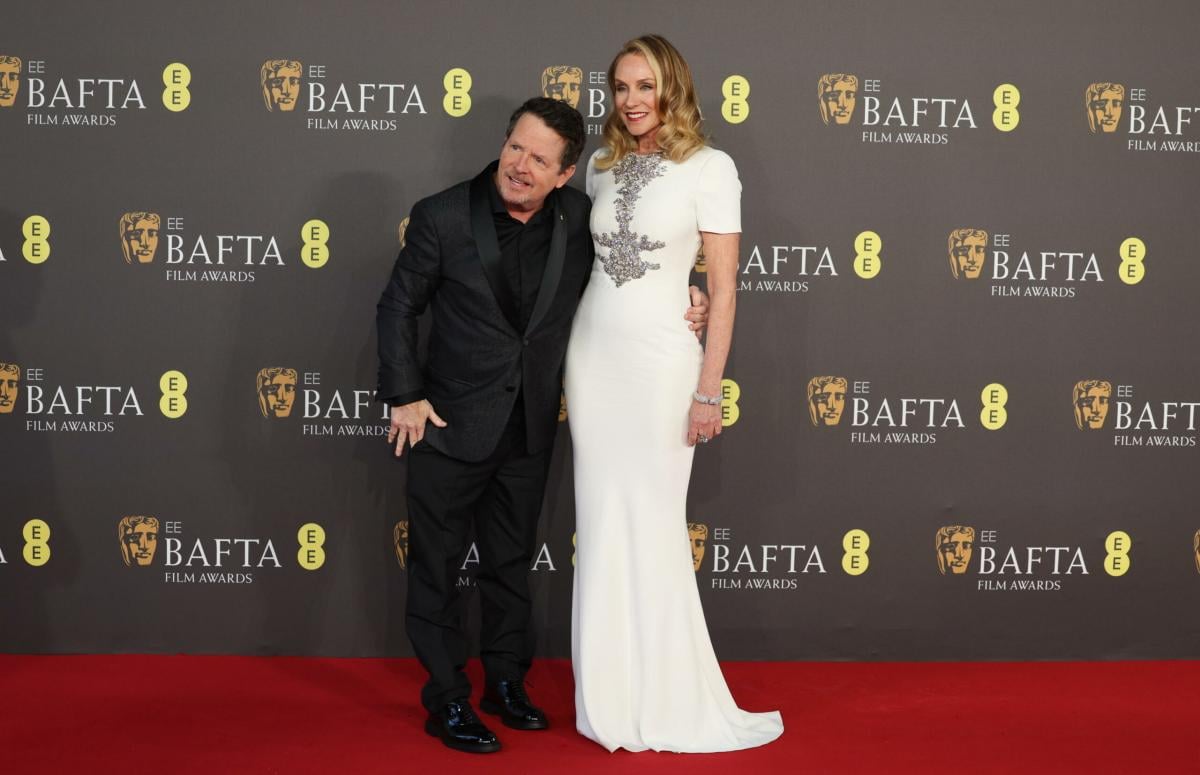 Michael J. Fox, Bafta 2024: in sedia a rotelle consegna il premio a Nolan per “Oppenheimer”