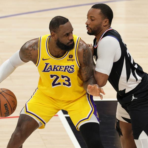 NBA, LeBron ne mette 40 ma non basta. Lakers-Warriors interrotta per più di 20 minuti: il motivo