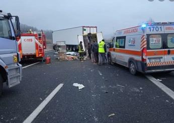 Forlì, incidente sull’A14 vicino a Faenza: camion si ribalta, traffico in tilt