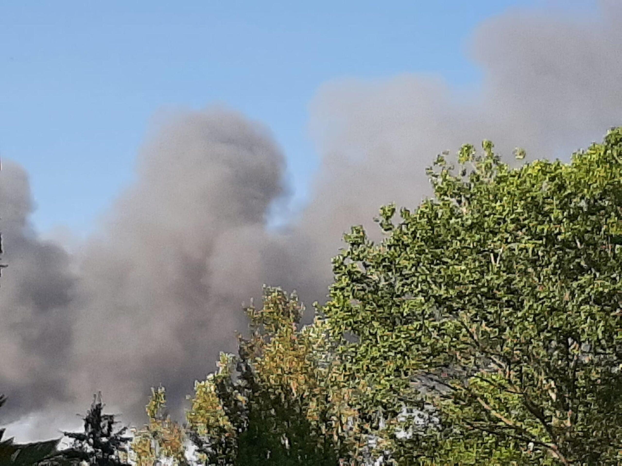 Bari, incendio nel piazzale di un’autorimessa in via San Giorgio: in corso l’intervento dei vigili del fuoco