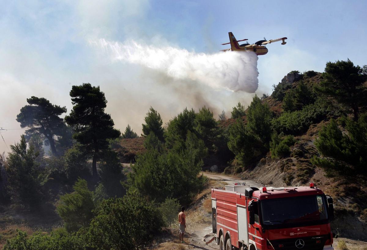 La Grecia brucia: incendi ad Atene, Stamata e Keratea. Morto un 45enne mentre scappava dalle fiamme | VIDEO