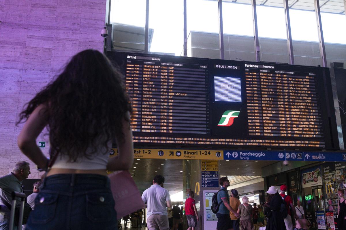 Treni in ritardo, le segnalazioni ‘viaggiano’ sui social: il Pd lancia l’hashtag Salvini Experience e Azione la ‘Posta dei Ritardi’