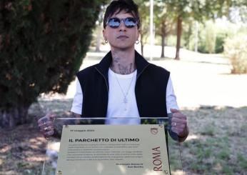 Inaugurato “Il parchetto di Ultimo” a San Basilio, il cantante romano ha duettato con il sindaco Gualtieri il nuovo singolo “Altrove”