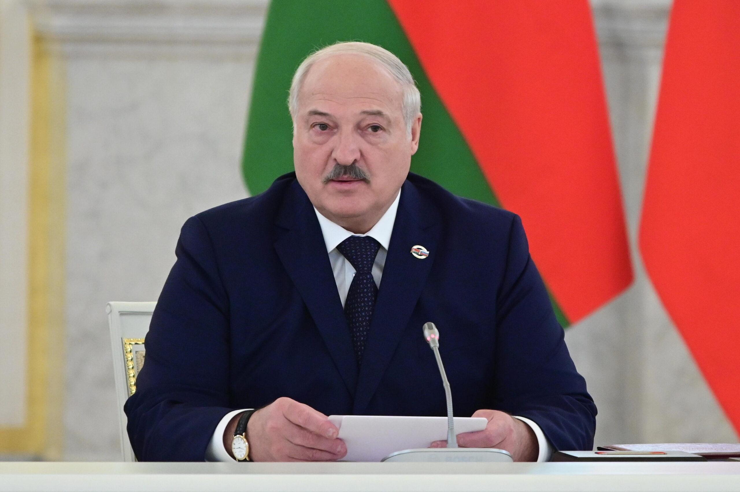 Lukashenko smentisce le voci sulla sua grave malattia: “Non sto per morire, dovete soffrire con me”| VIDEO