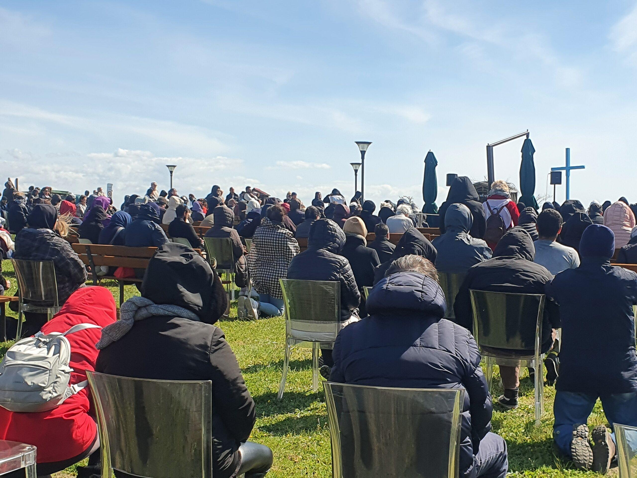 La Madonna di Trevignano non piange ma arrivano tanti fedeli per l’apparizione e il messaggio. L’ira degli abitanti ESCLUSIVA