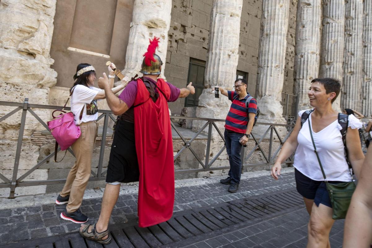 Roma, turista toccata da un centurione: la giudice della “palpata b…