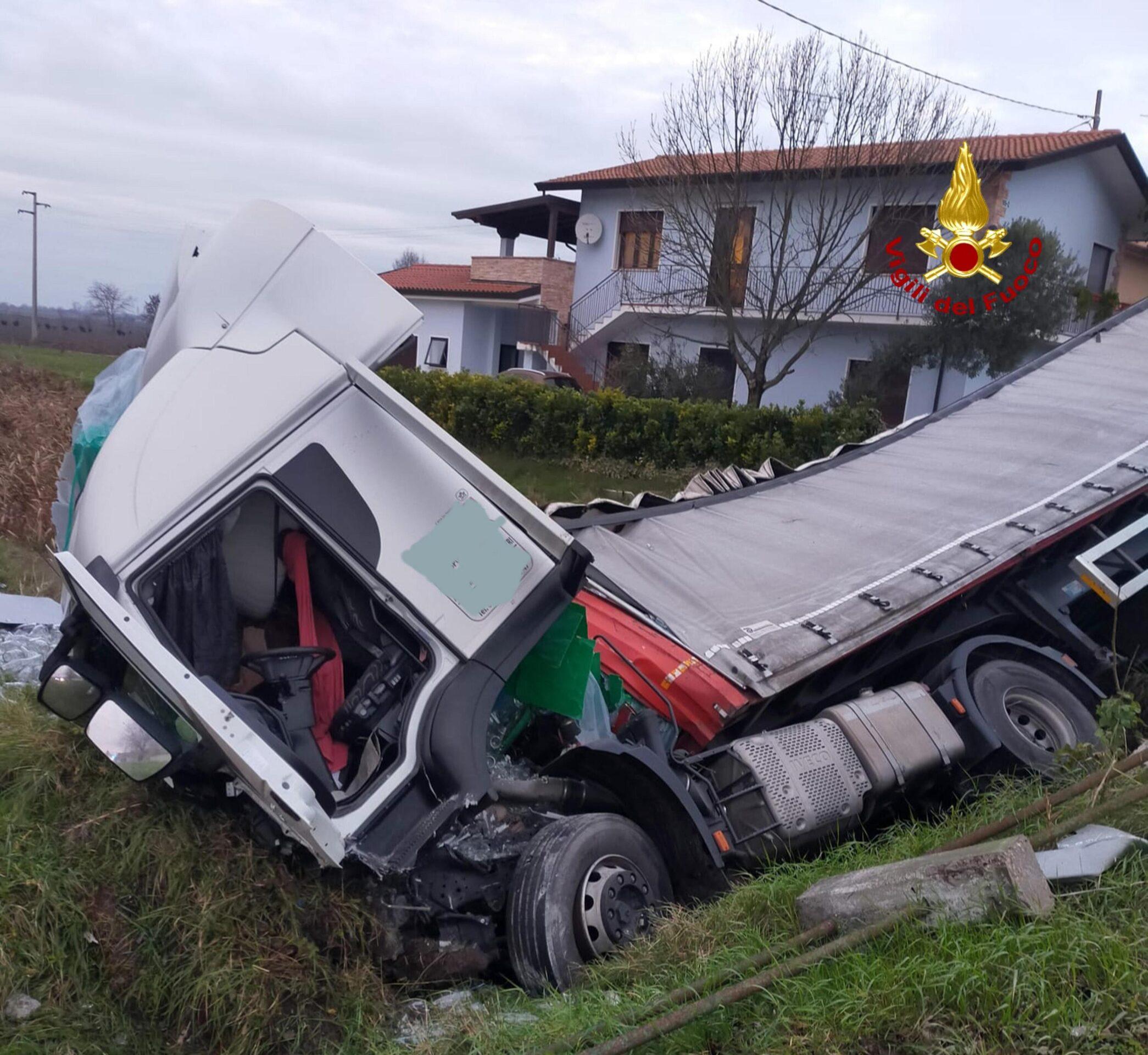 Varese, grave incidente oggi a Cantello: tir si ribalta, quattro feriti