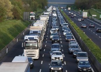 Arezzo, incidente sull’A1 Milano-Napoli: tir in fiamme vicino a Valdarno, 11 km di coda verso Roma